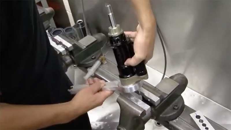 Penske Racing Shocks SF14 Clevis-Style Body Cap Removal